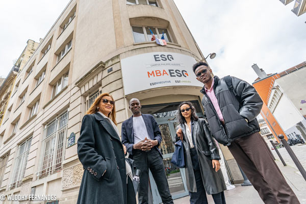 étudiant devant le campus mba esg