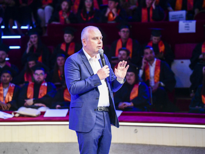 Alain Kruger lors de la remise des diplômes MBA ESG 2023 Cérémonie de remise des diplômes MBA ESG 2023
