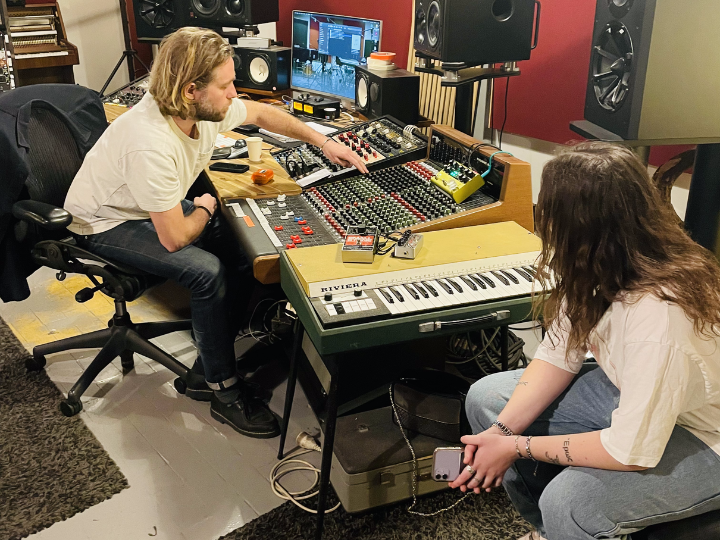 Nos étudiants en MBA Management de la production musicale visite un studio à Paris Nos étudiants en MBA Management de la production musicale visite un studio à Paris